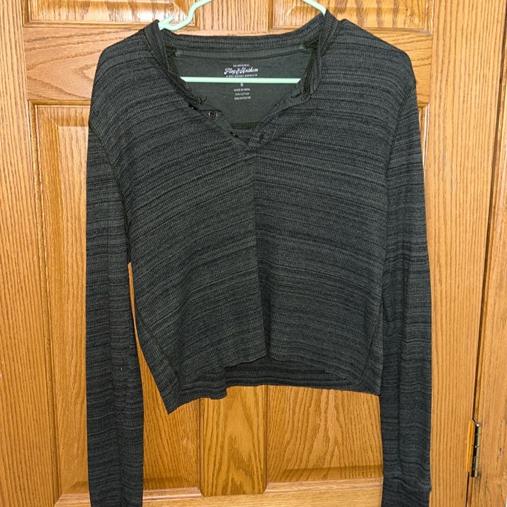 Cropped dark green top size men’s S fits women’s medium. Added crop. No stains.